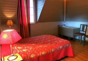 2 habitaciones, tabla de planchar con plancha y cuna de viaje 