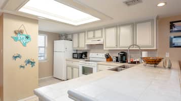 Fridge, microwave, stovetop, dishwasher