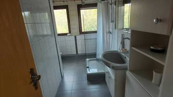 Dusche, Haartrockner, Handtücher, Seife