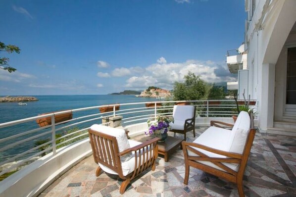 Departamento Prestigio, 4 habitaciones, junto a la playa | Terraza o patio