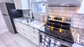 Een koelkast, een microgolfoven, een oven, een kookplaat