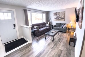 Smart-tv, een open haard en boeken