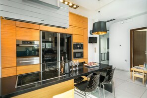 Fridge, microwave, oven, stovetop - FREE Breakfast, heated Pool, Pool table,Playground, Ping Pong & Football table! (Τρία Μοναστήρια)