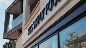 Un edificio con un letrero que dice 'M&S SIMPLY FOOD' en la fachada.