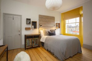 Desk, iron/ironing board, WiFi, bed sheets - Milestone Celebration House! Sleeps 16 Max | 3 Bathrooms | Central | W/ends Only (Bristol)