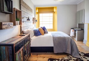 7 bedrooms, desk, iron/ironing board, WiFi