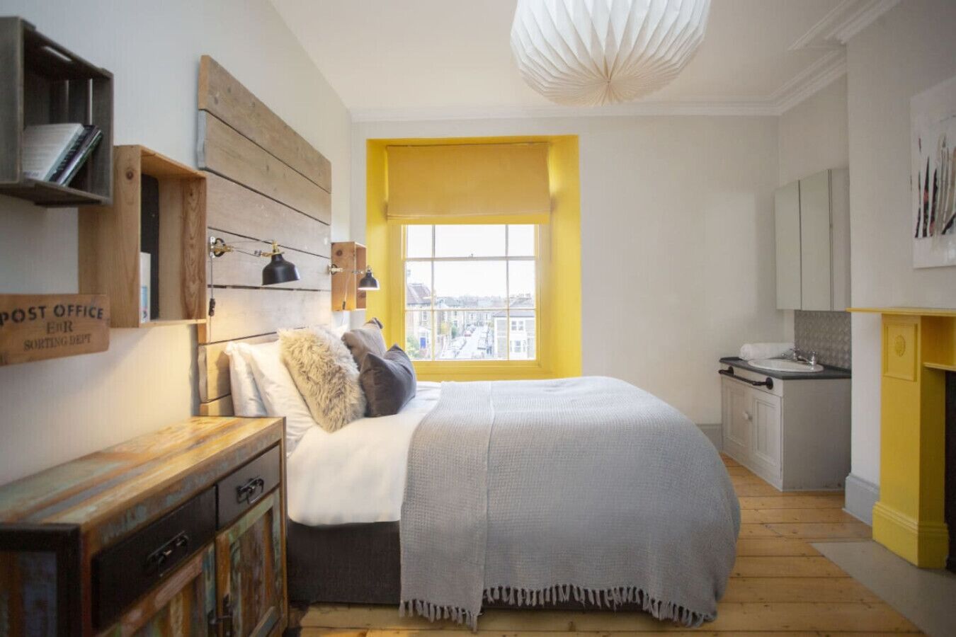 Desk, iron/ironing board, WiFi, bed sheets