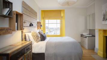 Desk, iron/ironing board, WiFi, bed sheets