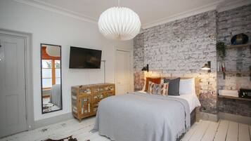 5 bedrooms, desk, iron/ironing board, WiFi