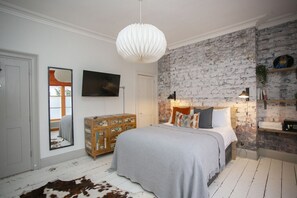 5 bedrooms, desk, iron/ironing board, WiFi