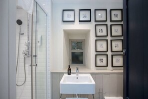 Badewanne, umweltfreundliche Kosmetikartikel, Haartrockner