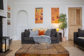 TV, fireplace - Milestone Celebration House! Sleeps 16 Max | 3 Bathrooms | Central | W/ends Only (Bristol)