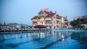 Hồ bơi trong nhà, hồ bơi ngoài trời phục vụ theo mùa