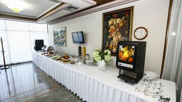 2 nhà hàng, phục vụ bữa sáng