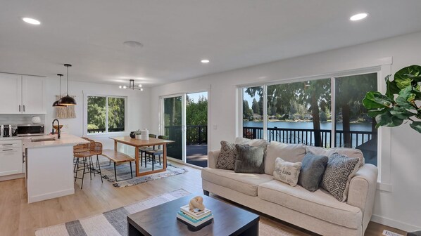 Smart TV - Karmen's Lake Cottage A1 (Seatac)