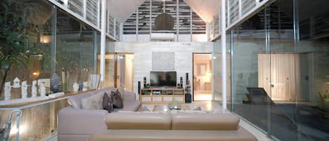 ファミリー ヴィラ 3 ベッドルーム プールビュー | リビング エリア | 50 インチのLED テレビ (デジタル放送視聴可)、テレビ、ステレオ