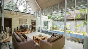 ファミリー ヴィラ 3 ベッドルーム プールビュー | リビング エリア | 50 インチのLED テレビ (デジタル放送視聴可)、テレビ、ステレオ