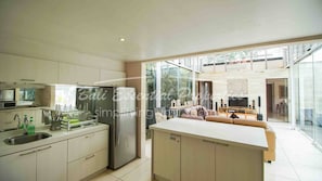 Villa familiar, 3 habitaciones, vista a la alberca | Cocina privada | Refrigerador con congelador, microondas, horno y utensilios de cocina 