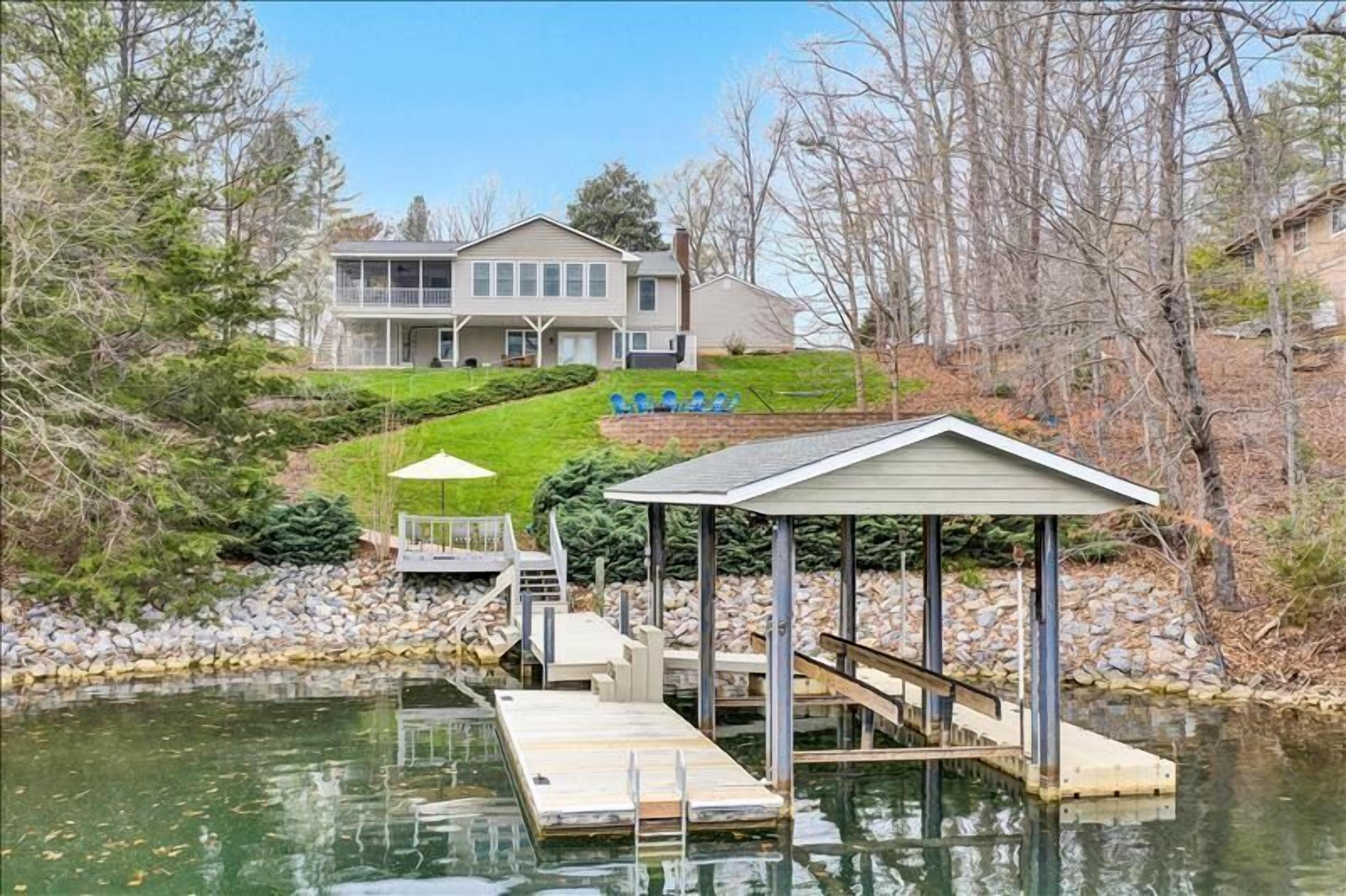 HOT TUB, FIRE PIT, PET FRIENDLY! Come visit 'Longhaven"!