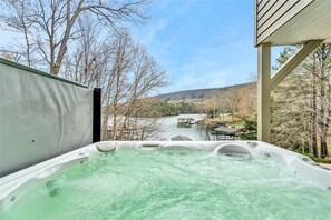 Outdoor spa tub - HOT TUB, FIRE PIT, PET FRIENDLY! Come visit 'Longhaven"! (Huddleston)