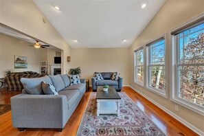 TV, table football - HOT TUB, FIRE PIT, PET FRIENDLY! Come visit 'Longhaven"! (Huddleston)