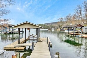 Marina - HOT TUB, FIRE PIT, PET FRIENDLY! Come visit 'Longhaven"! (Huddleston)