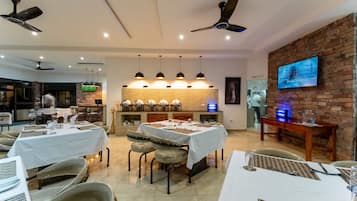 Free daily English breakfast