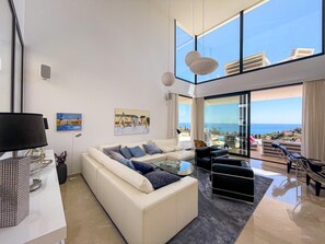 Tv, pejs, dvd-afspiller, bordtennisbord