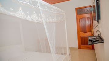 Phòng đơn Deluxe | Trang trí khác biệt, bàn, bàn ủi/dụng cụ ủi quần áo