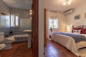 Baignoire, sèche-cheveux, serviettes fournies