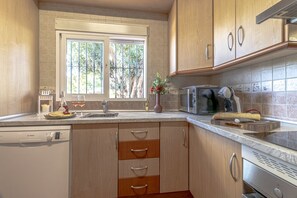 Frigorífic, microones, forn i placa de cuina 