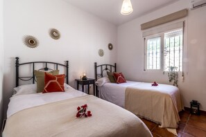 3 chambres, fer et planche à repasser, Wi-Fi gratuit, draps fournis