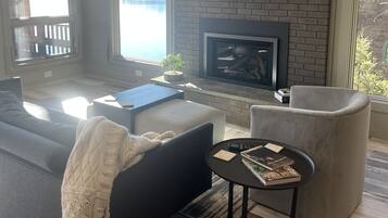 Televisión, chimenea, libros y estéreo