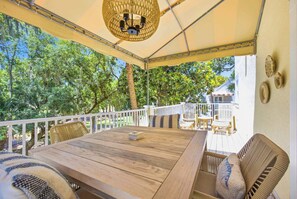 Outdoor dining - Coastal Chic Villa w/ Pool & Beach, Hilton Head (Hilton Head Island)