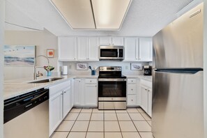 冷蔵庫、電子レンジ、オーブン、コンロ