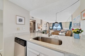 Interior - Sunswept 702 Book Beach Trip Now! Great Views and Rates (ORANGE BEACH)