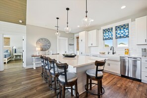 Fridge, microwave, oven, stovetop - Welcome to SCULLY'S CATCH! (St. George Island)