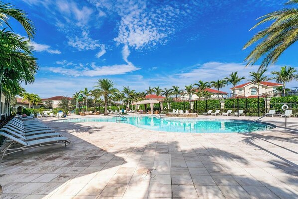 A heated pool - MARBELLA ISLES - Lakefront Luxury Villa Home in North Naples (Naples)