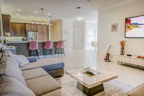 TV - MARBELLA ISLES - Lakefront Luxury Villa Home in North Naples (Naples)