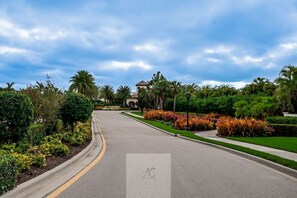 Property grounds - MARBELLA ISLES - Lakefront Luxury Villa Home in North Naples (Naples)