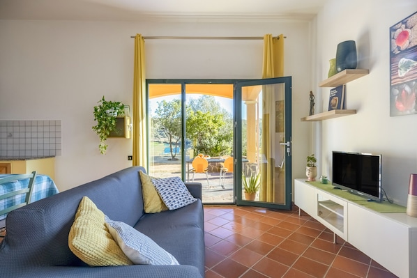 TV - Holiday Home "Il Giardino Vista Mare" with Sea View, Garden & Wi-Fi (Bari Sardo)