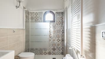 Douche, sĂšche-cheveux, serviettes fournies