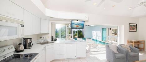 Frigorífico, microondas, horno y placa de cocina