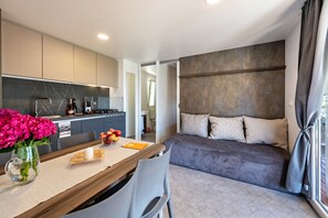 Interior - Holiday Home "Casa Mobile Casa Est Garda" with Lake View, Shared Pool & Wi-Fi (Lazise)