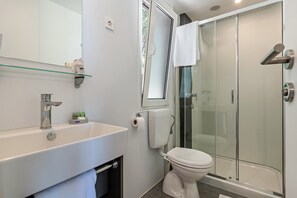 Regadera, amenidades de baño gratuitas, secadora de cabello, toallas 