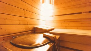 Una sauna con paredes y bancos de madera.