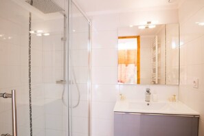 Dusch, handdukar, tvål och schampo