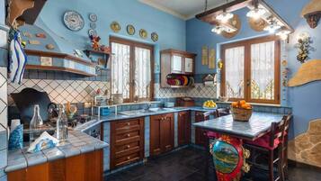 KĂŒhlschrank, Mikrowelle, Ofen, Herdplatte