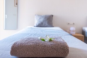 2 bedrooms, iron/ironing board, free WiFi, bed sheets - Apartment 'Lovely  Higueron' with Mountain View, Wi-Fi and Air Conditioning (Benalmádena)