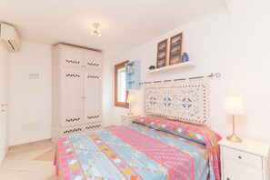 2 bedrooms, iron/ironing board, bed sheets